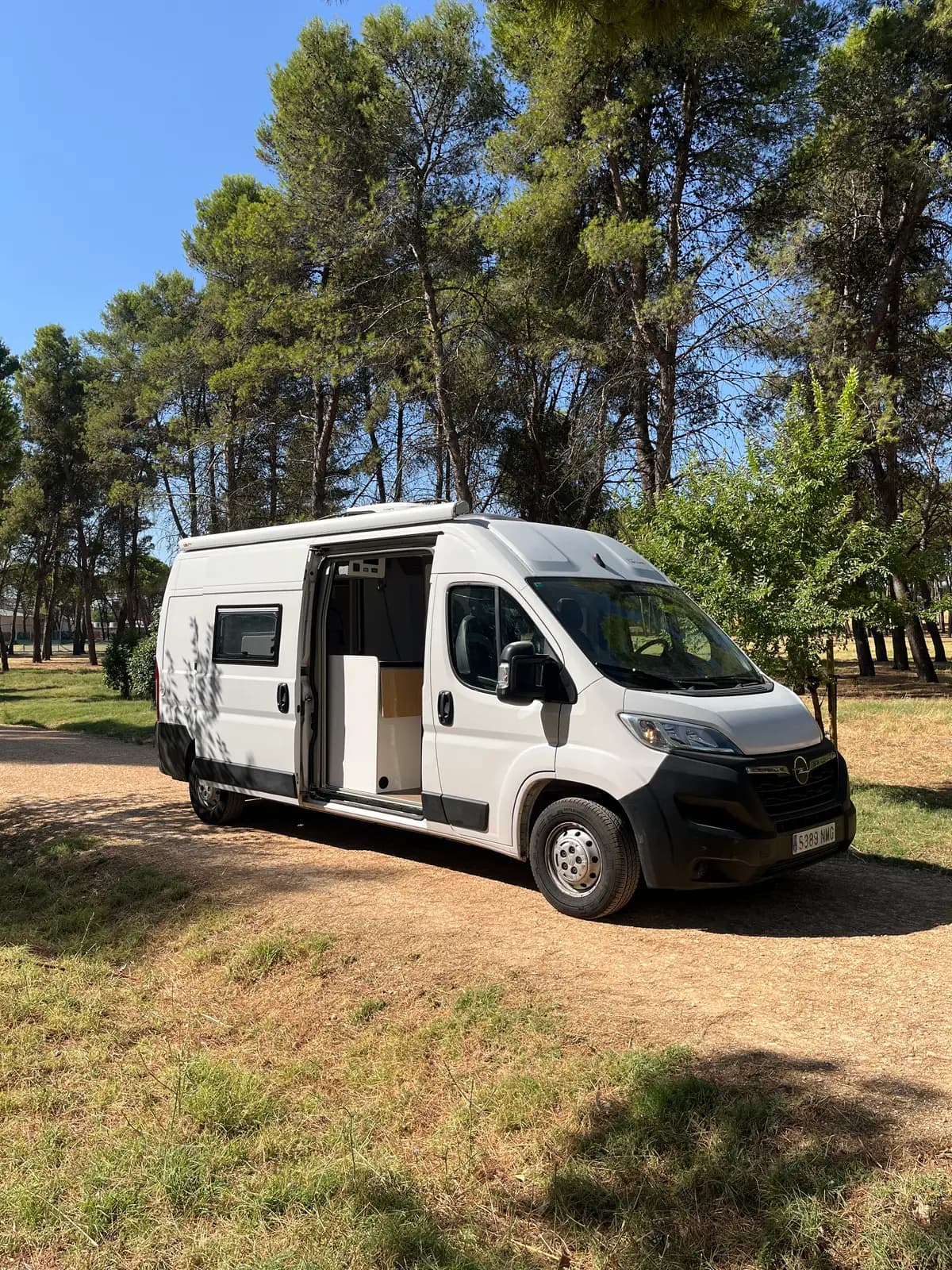 Furgoneta camper: mantiene la carrocería de la furgoneta original, sin saliente sobre la cabina