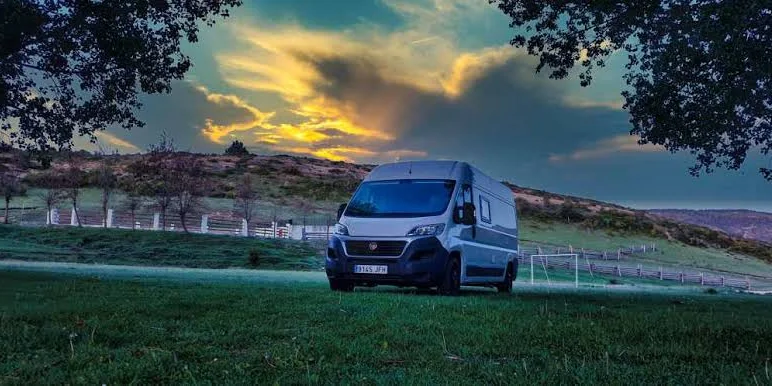 Camper aparcada en un prado al atardecer en la Sierra de Albarracín