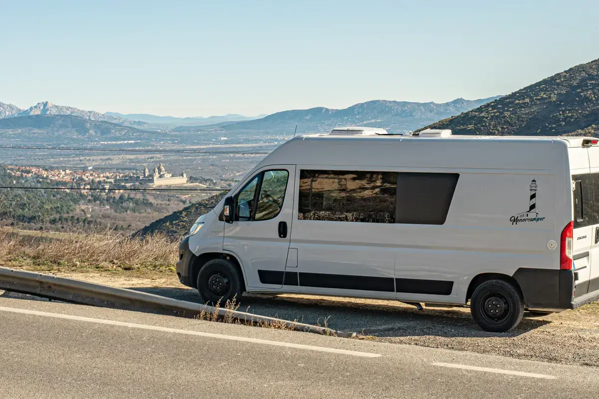 Furgoneta camper estacionada en zona rural cerca de Madrid para pernoctar