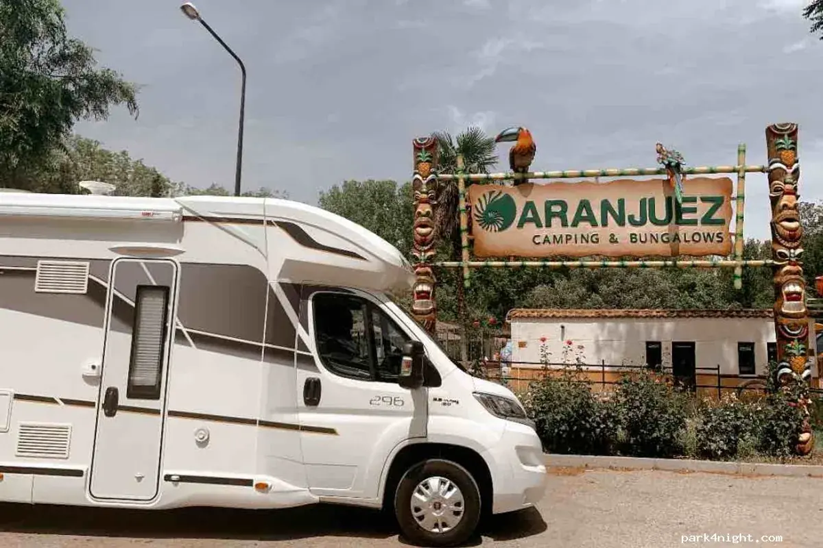 Autocaravana aparcada cerca de Aranjuez al atardecer, junto al río Tajo