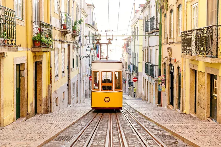 Tranvía amarillo de Lisboa en la extensión portuguesa de la ruta por Europa en motorhome