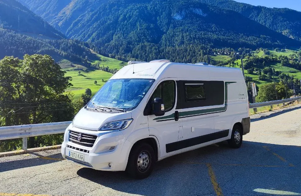 Motorhome de alquiler en una carretera de los Alpes suizos durante la ruta de 30 días por Europa