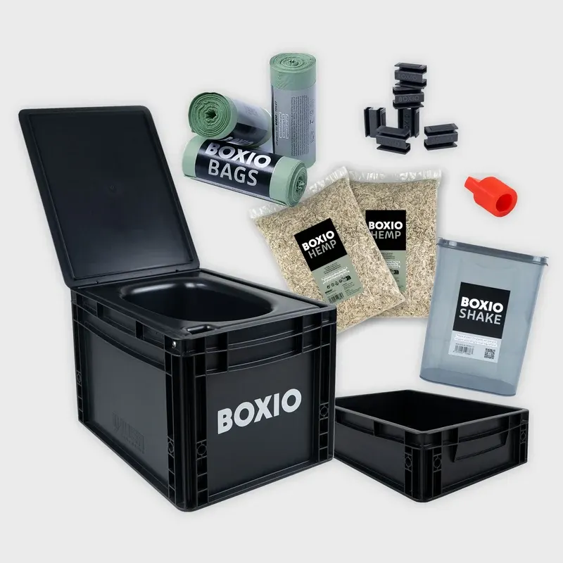 Kit de baño seco Boxio montado en una caja Eurobox: separador, bolsas, cáñamo triturado y bote para el bidón de orina
