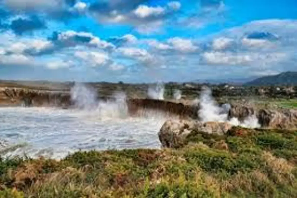 Bufones de Pría en la costa oriental asturiana, chimeneas naturales en la roca