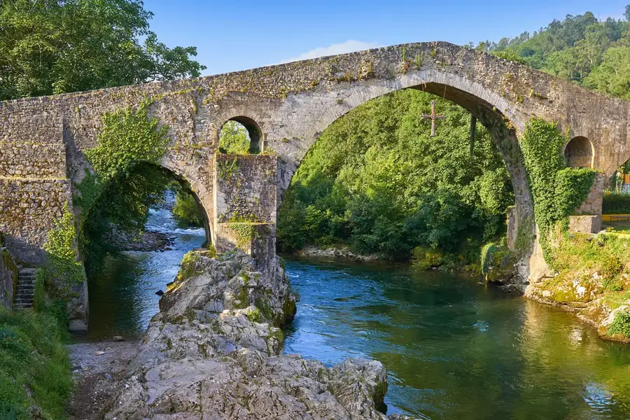 Puente de los Romanos en Cangas de Onís, Asturias, con el río y la vegetación al fondo