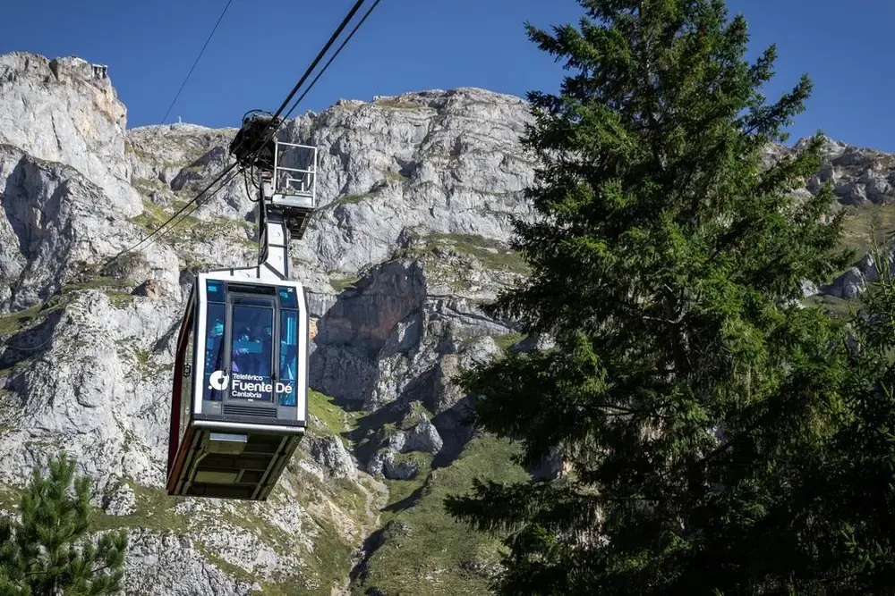 Vistas desde el teleférico de Fuente Dé con el macizo de los Picos de Europa al fondo