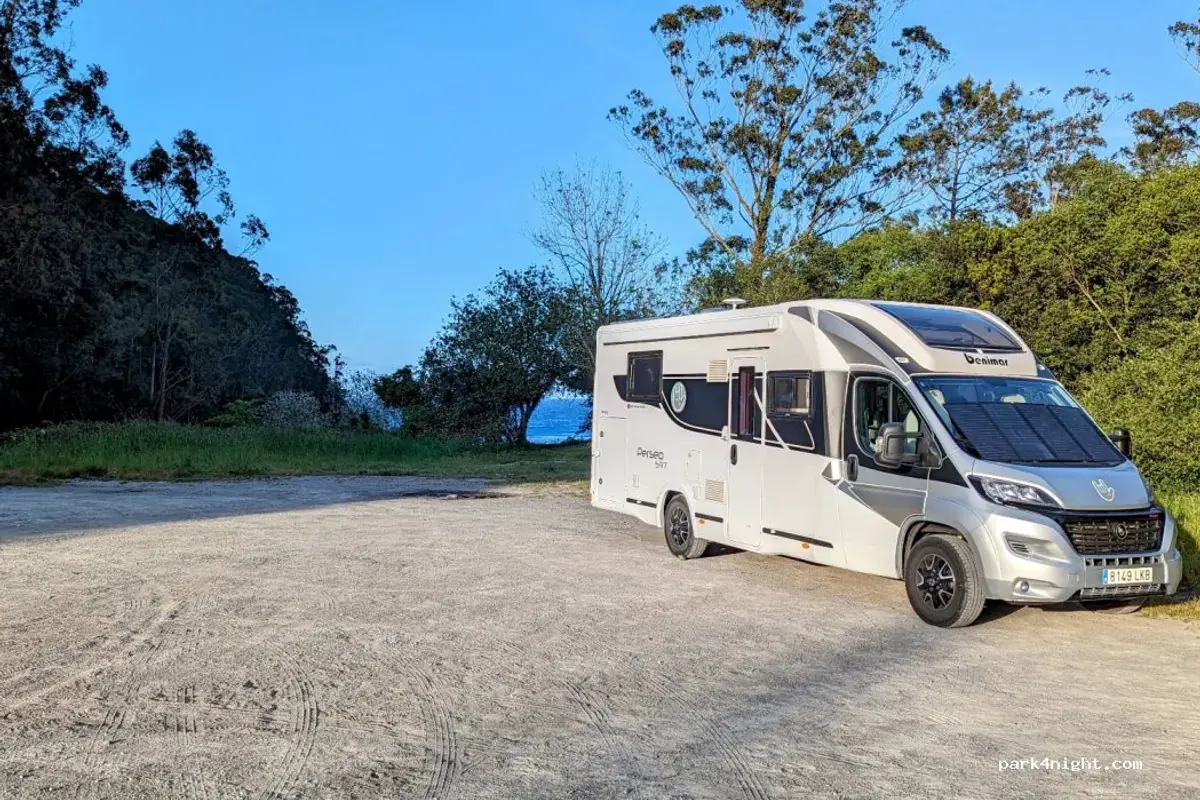 Autocaravana aparcada junto a la playa de Llanes en la costa asturiana