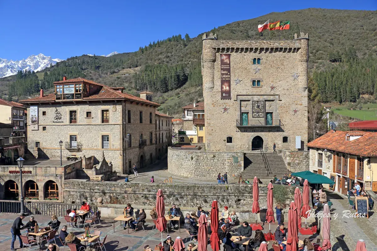 Torre y casco antiguo de Potes en la Liébana, Cantabria
