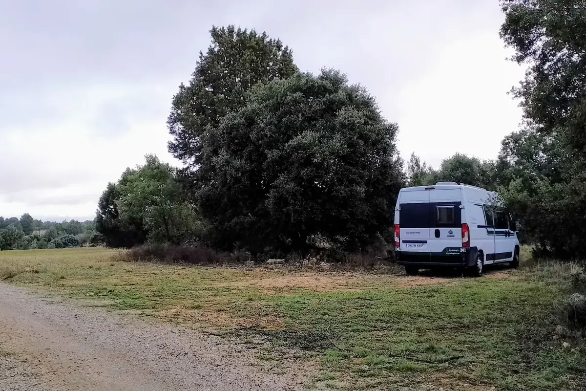 Camper aparcada correctamente en un área oficial de autocaravanas en Portugal
