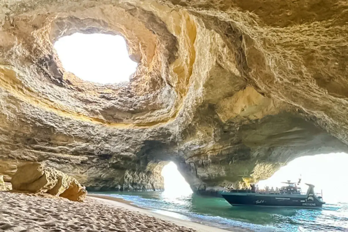 Interior de la Gruta de Benagil en el Algarve con la abertura circular al cielo