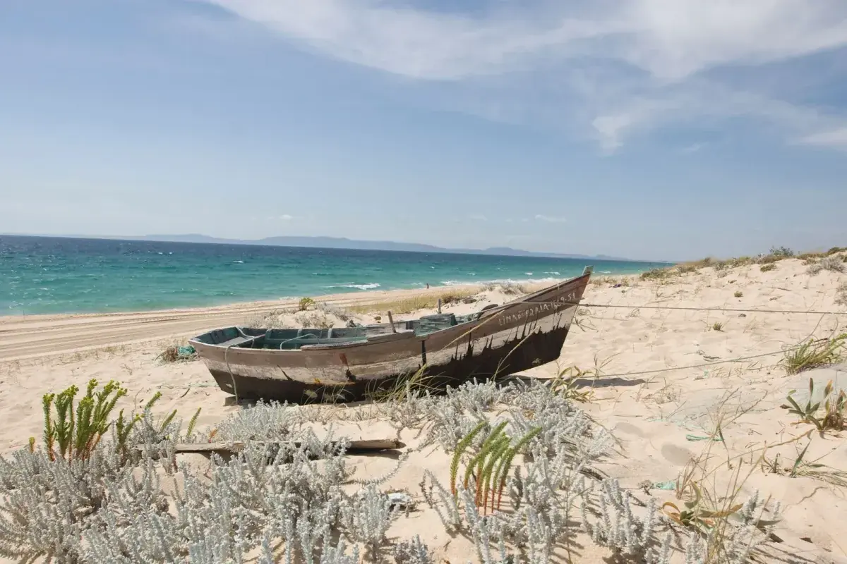 Playa de Comporta en la costa atlántica de Portugal, arena blanca y aguas turquesas