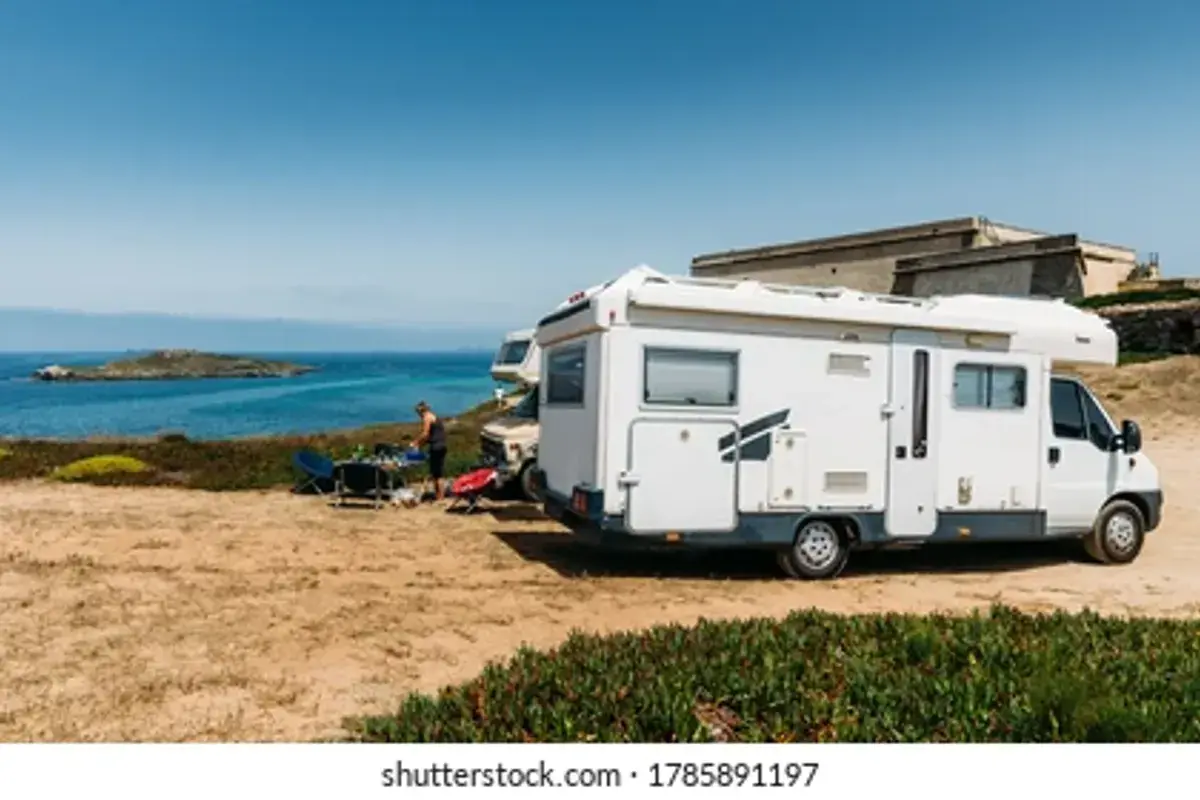 Caravana en la Costa Vicentina portuguesa junto a los acantilados en área habilitada