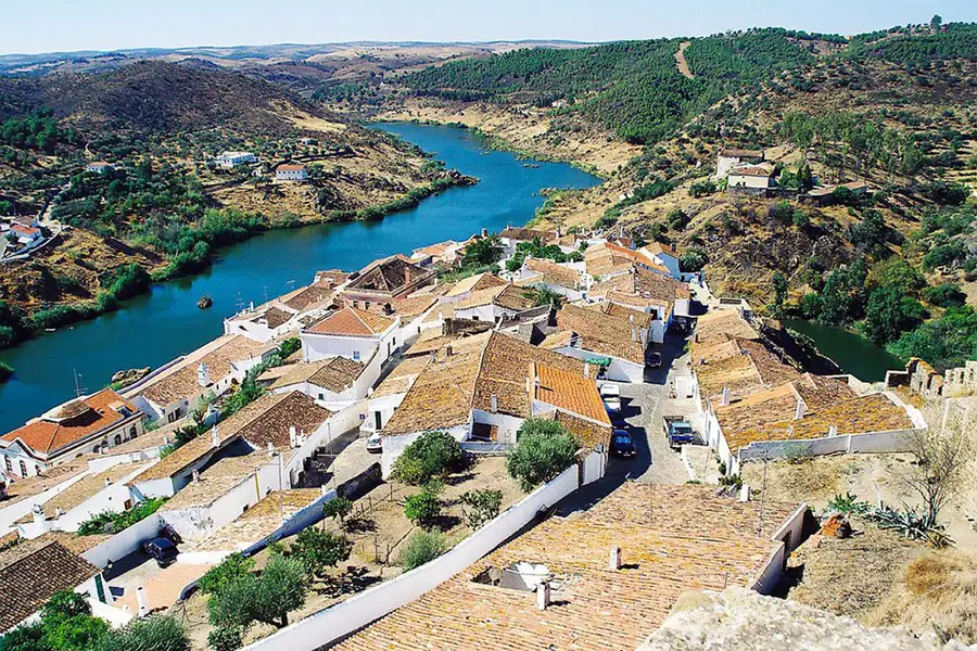 Mértola sobre el río Guadiana en el Alentejo, con el castillo árabe al fondo