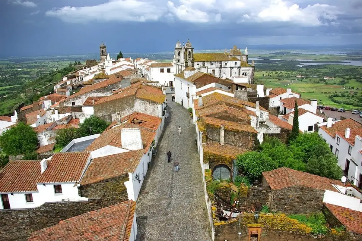Vistas de Monsaraz y el embalse de Alqueva al amanecer en el Alentejo portugués