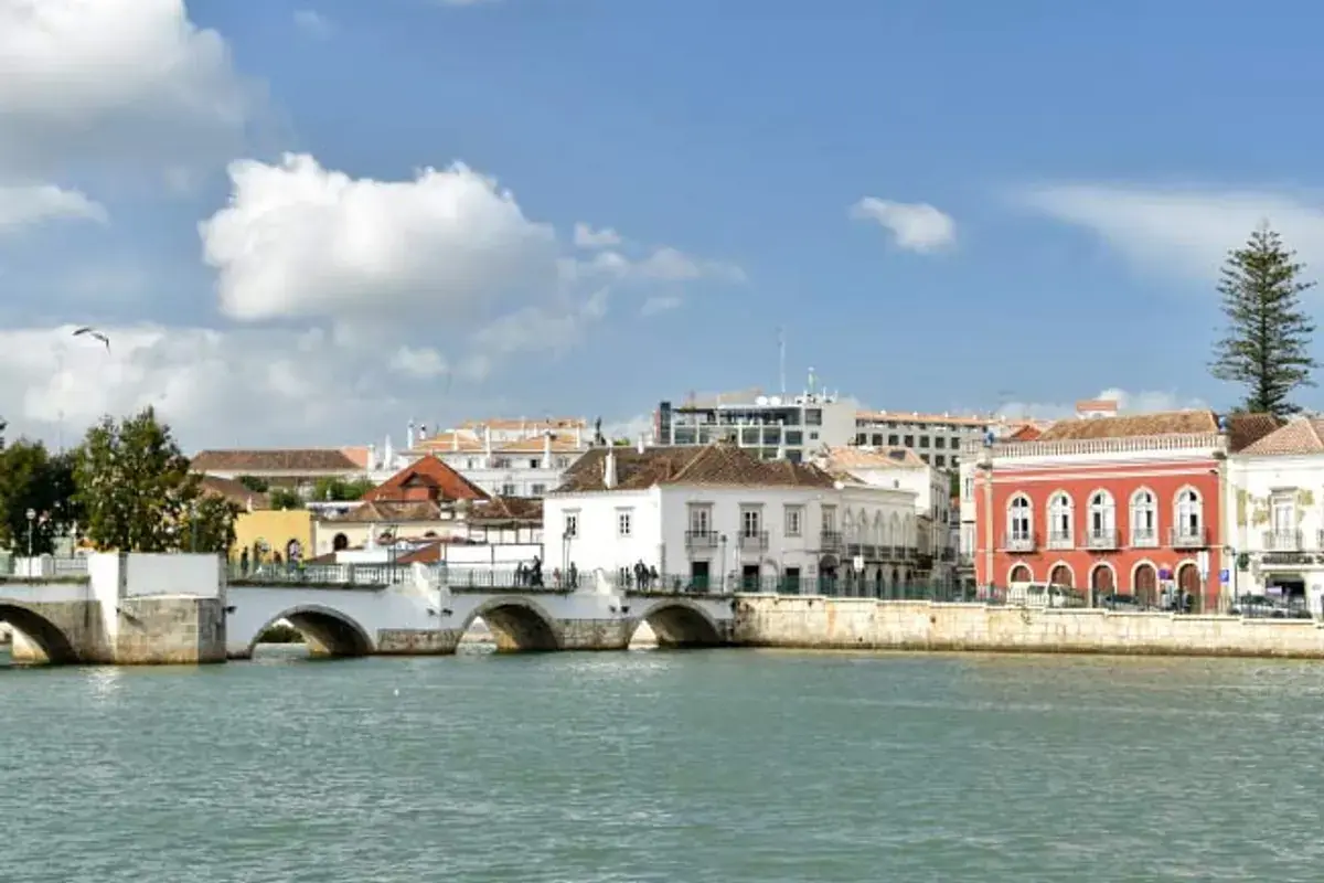 Casas blancas y río de Tavira en el Algarve oriental portugués