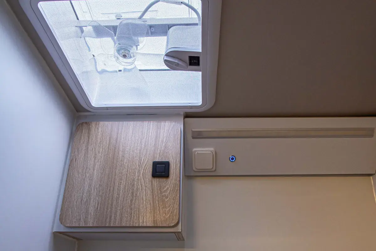 Panel de control eléctrico y claraboya interior de una camper de alquiler en Madrid