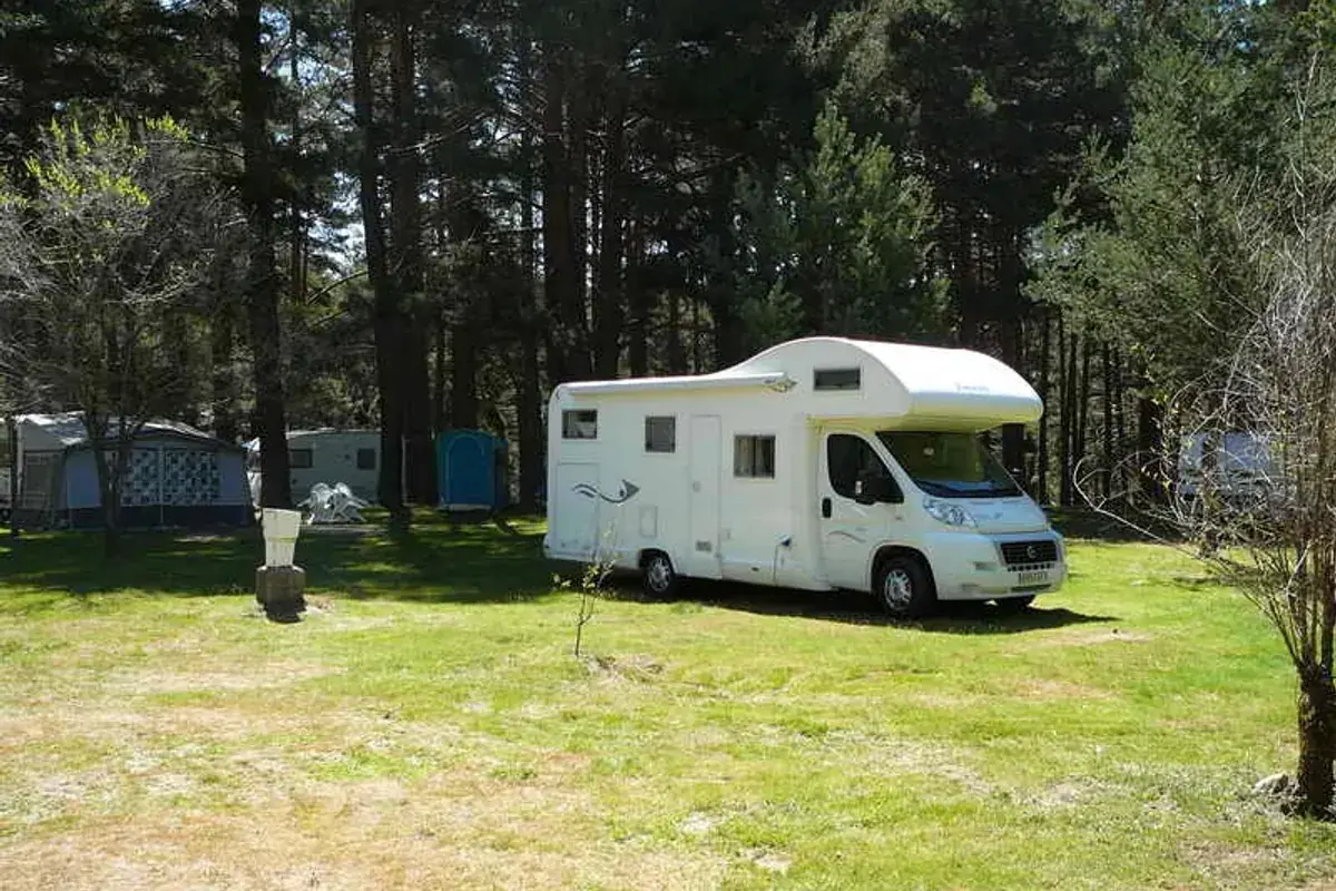 Camper aparcada en el área de autocaravanas de Hoyos del Espino, Sierra de Gredos