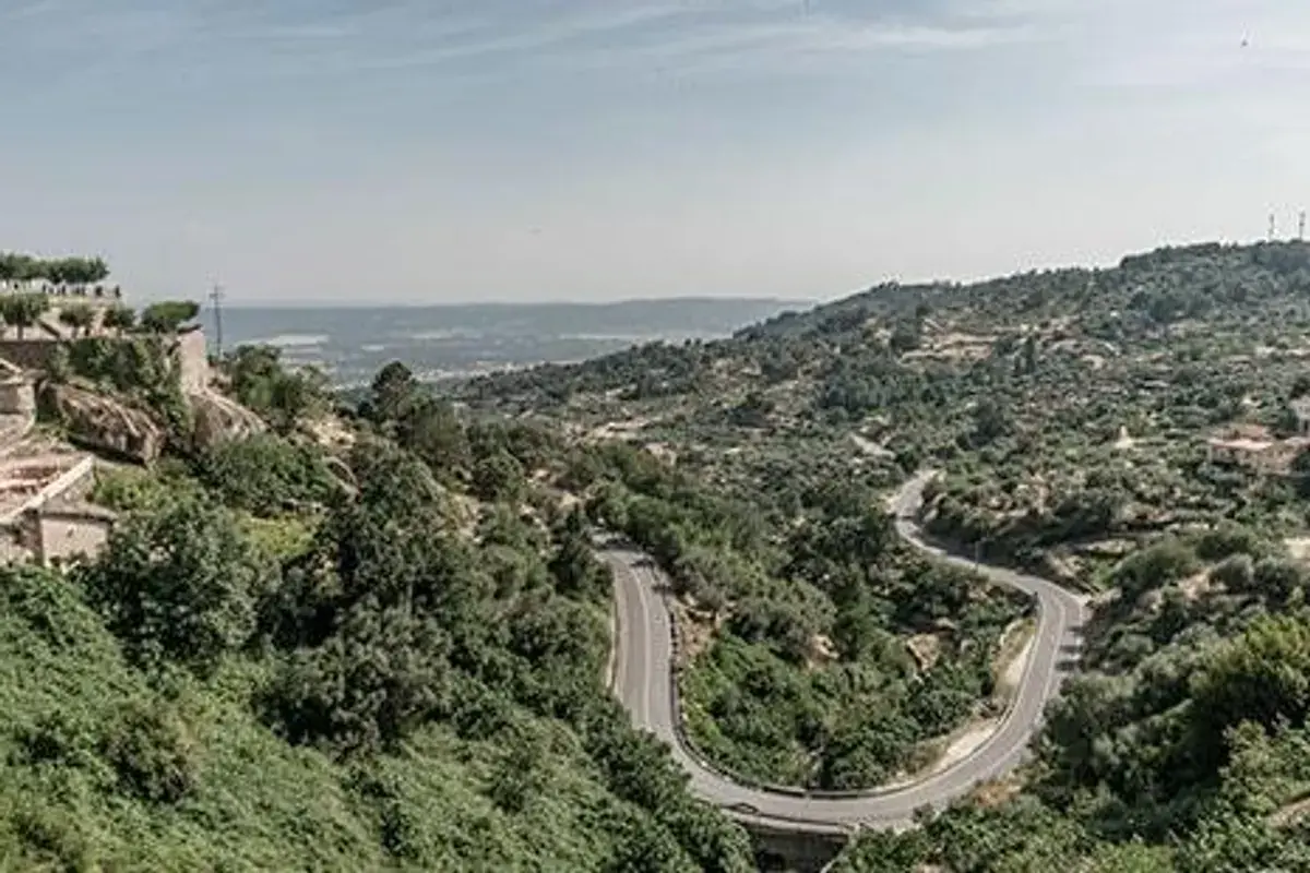 Carretera de acceso a la Plataforma de Gredos entre pinos y monte bajo